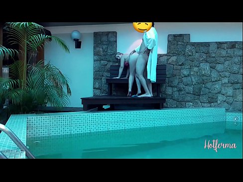 ❤️ O xefe invita a criada á piscina, pero non puido resistirse a un quente ❌ Porno vk en nós ❌️